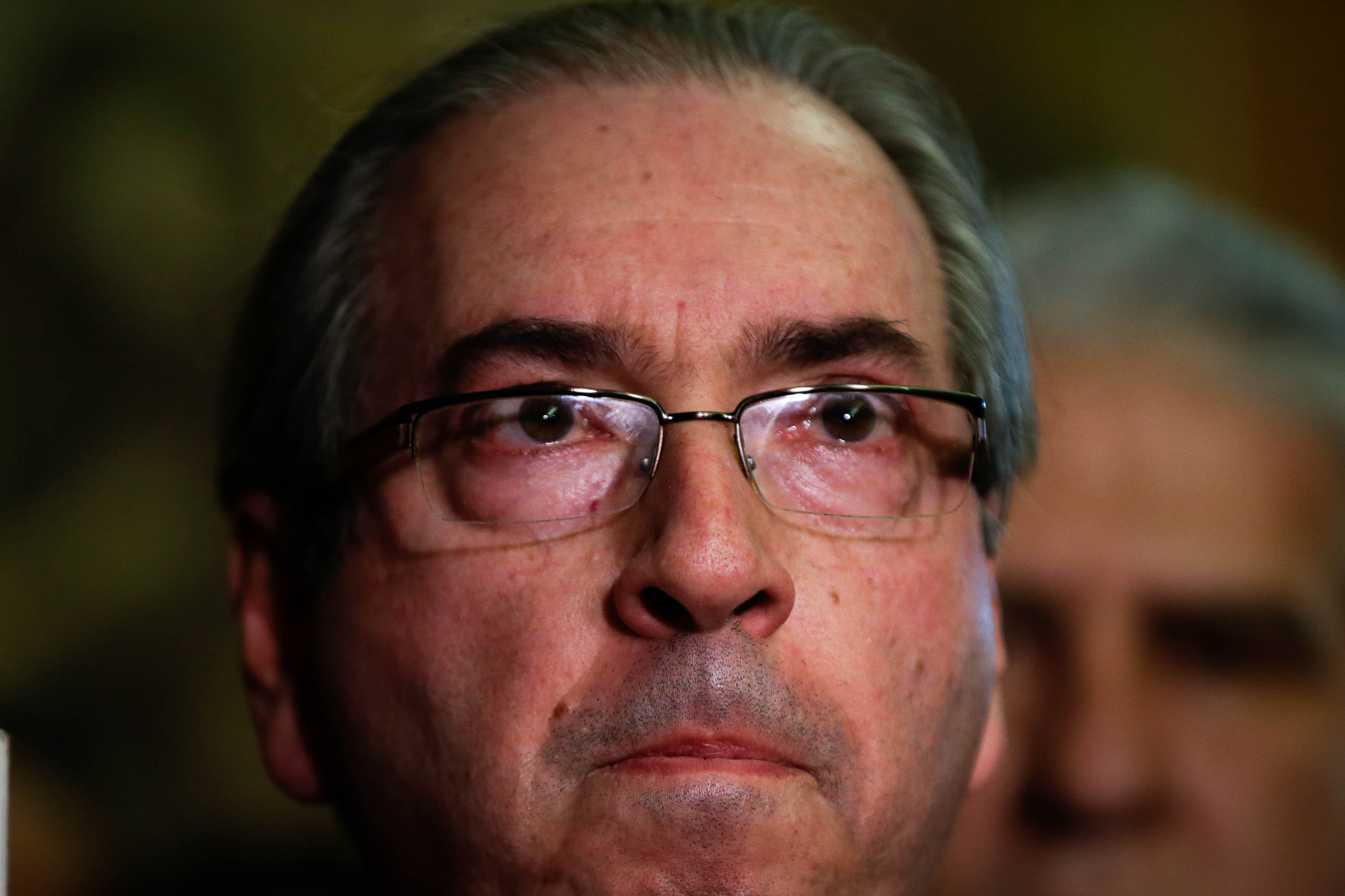 BRA100. BRASILIA (BRASIL), 07/07/2016.- El presidente de la Cámara de Diputados de Brasil, Eduardo Cunha, suspendido de sus funciones por sospechas de corrupción, habla hoy, jueves 07 de julio de 2016, en una rueda de prensa en el Congreso de Brasil en Brasilia (Brasil) donde anunció su renuncia a ese cargo pero no al escaño, que aún así puede perder en un proceso abierto por ese órgano legislativo. EFE/Fernando Bizerra Jr.