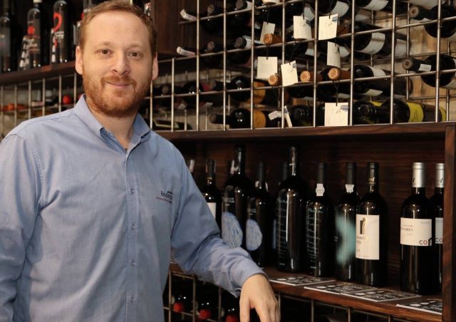 Arquiteto argentino Abel Blumenkrantz, por exemplo, que desembarcou no Paraná em abril desse ano. Ele veio coordenar os planos de expansão da importadora Garage Vinhos, empresa fundada por dois argentinos em 2004. Executivo de expansão da empresa, ele coordena a filial de Curitiba.Curitiba, 10/11/2017.Foto: José Fernando Ogura/SEAE