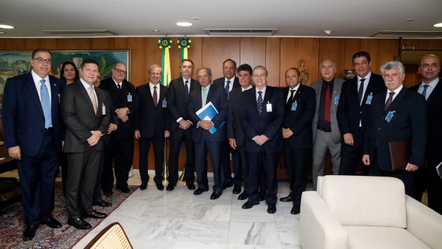 (Brasília - DF, 25/03/2019) Onyx Lorenzoni, Ministro-Chefe da Casa Civil da Presidência da República; Paulo Guedes, Ministro de Estado da Economia, e Marco Polo de Mello Lopes, Presidente Executivo do Instituto Aço Brasil.Foto: Carolina Antunes/PR