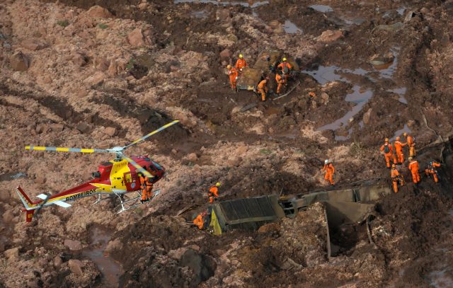 Bombeiros trabalham no resgate de vítimas em Brumadinho