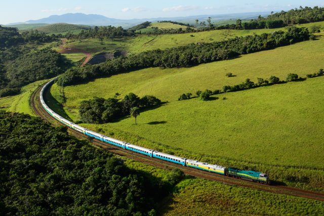 Minas Gerais (MG), Brasil, 12/03/2014 - Testes verificam desempenho do novo trem de passageiros da Estrada de Ferro Vitória a Minas (EFVM). A frota, de 56 carros, foi fabricada na Romênia e obedece a padrões europeus de qualidade. Na foto, os novos carros percorrendo o trecho de 664 km que liga Porto Velho, em Cariacica, (ES) até Belo Horizonte (MG). Foto: Gabriel Lordêllo / Mosaico Imagem