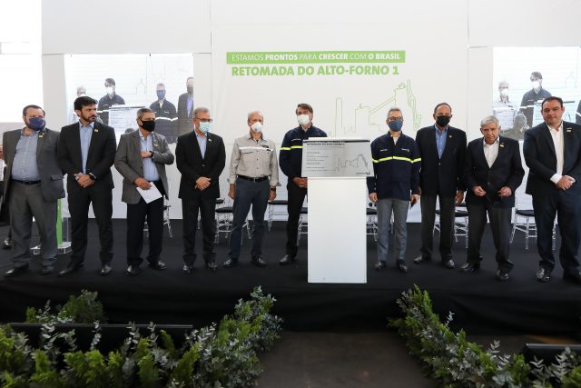 (Ipatinga - MG, 26/08/2020) Descerramento de Placa alusiva à Cerimônia de retomada pelo Presidente da República, acompanhado do Governador do Estado de Minas Gerais, Romeu Zema, do Diretor Presidente da Usiminas, Sergio Leite de Andrade e do Presidente Executivo do Conselho do Instituto Aço Brasil.Foto: Marcos Corrêa/PR