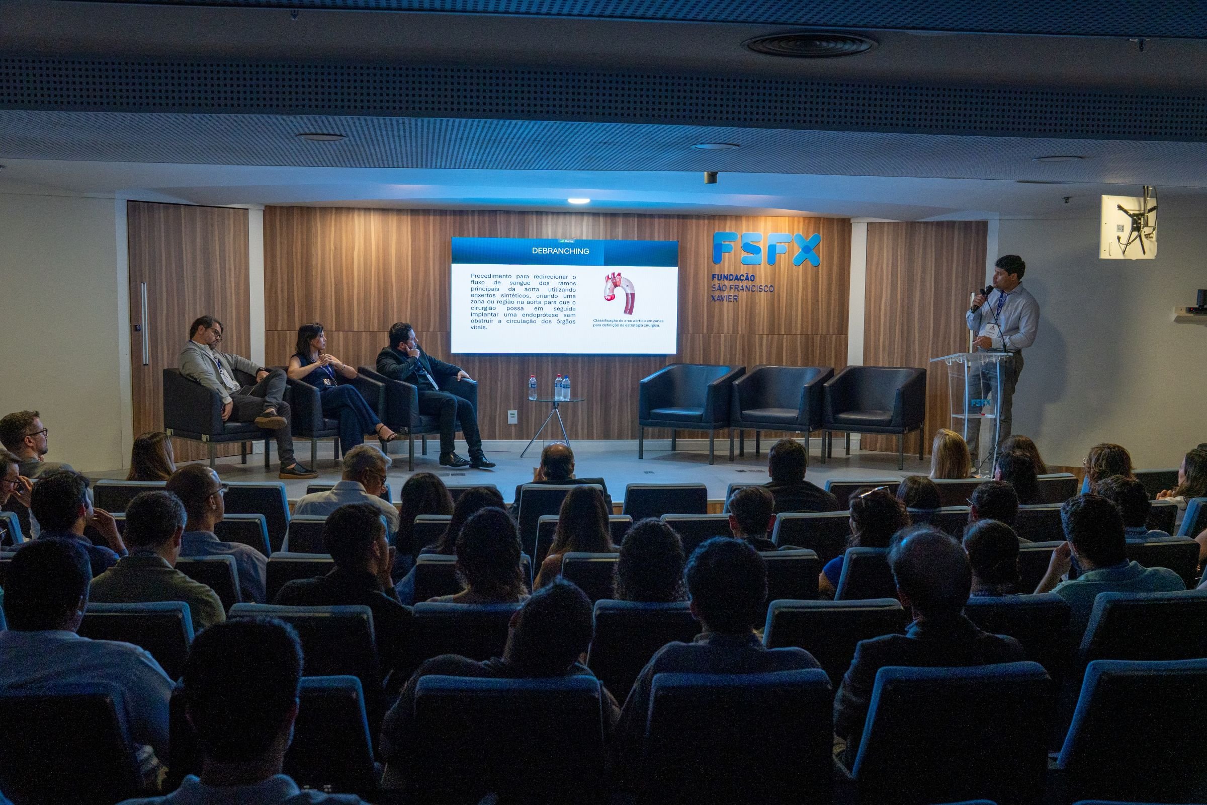 Palestra durante o Aorta Experiences, realizado no Hospital Márcio Cunha