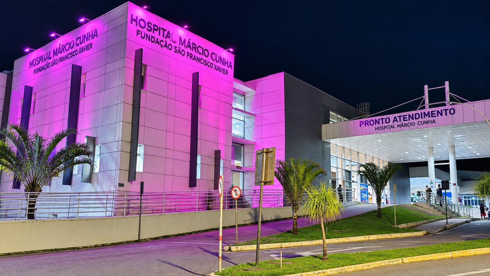 Fachada da unidade I do Hospital Márcio Cunha iluminada de rosa, em alusão ao Outubro Rosa