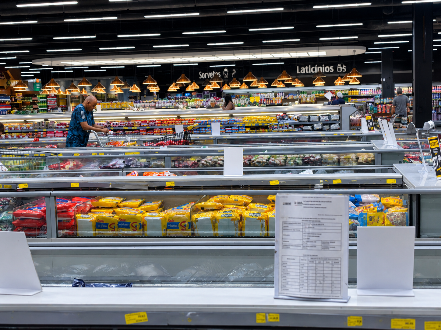 Cliente faz compras em supermercado; estabelecimentos de gêneros alimentícios poderão abrir no feriado de Finados