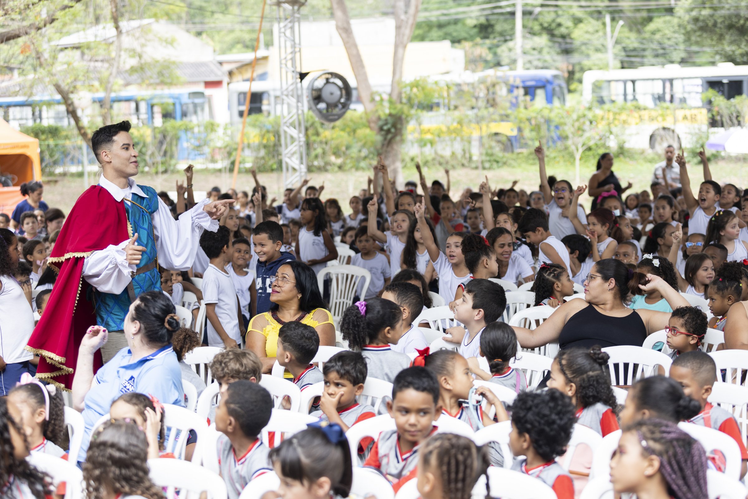Ator interage com crianças da plateia durante apresentação do Festival Enartcinho