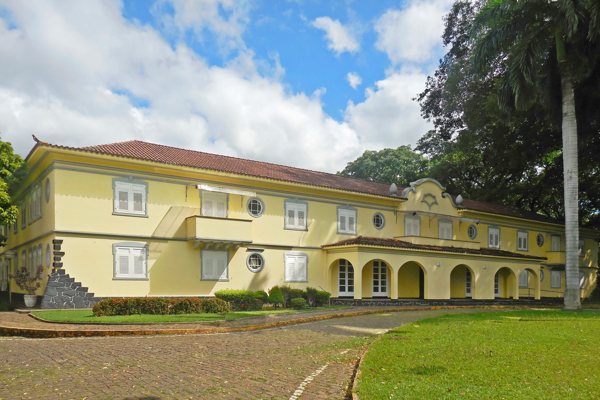 Fachada do Centro Cultural da Fundação Aperam Acesita, em Timóteo
