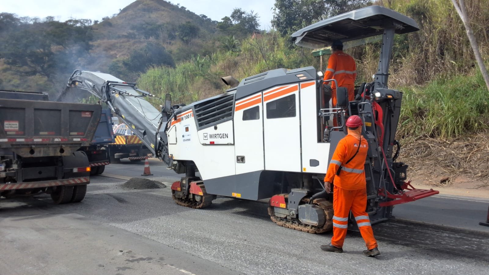 Máquina de fresagem em obra de recuperação do asfalto na BR-381